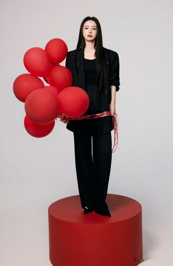 牛津配资 董璇晒46岁生日照, 穿黑色西装搭配细高跟又美又飒, 状态超级好!